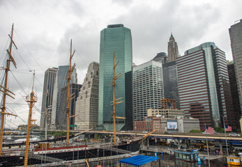 Obraz premium Panoramę dolnego Manhattanu w South Street Seaport - Nowy Jork