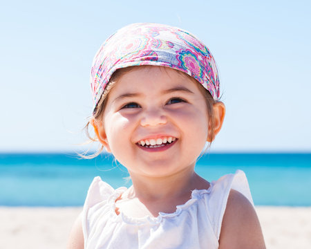 Bimba al mare che ride