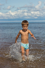 Fototapeta na wymiar child runs on water
