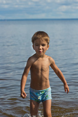 Fototapeta na wymiar portrait of a child on the beach