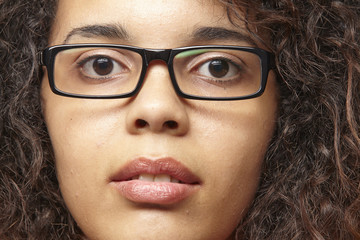 Close up einer jungen Frau mit Brille