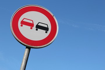 Deutsches Verkehrszeichen: &Uuml;berholverbot f&uuml;r Kraftfahrzeuge aller Art