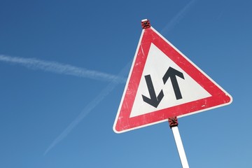 Deutsches Verkehrszeichen: Gegenverkehr