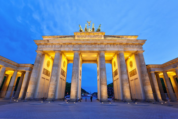 Obraz premium Brandenburg gate of Berlin at night, Germany
