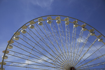 Riesenrad mit Gondeln auf der Kirmes