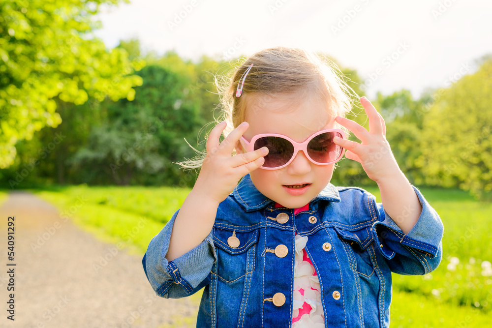 Wall mural putting on summer sun glasses