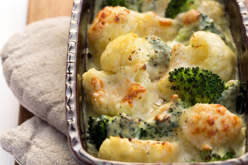 Gratin of cauliflower, broccoli and cheese