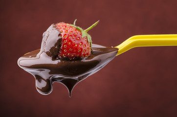 cioccolata gocciolante con fragola