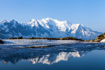 Le Mont Blanc et le Lac des Chezerys