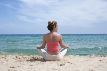 Fototapeta na wymiar Yoga on the beach