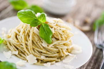 pasta mit parmesan und basilikumpesto