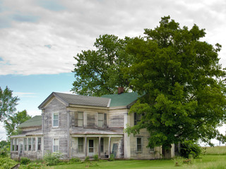 Fototapeta na wymiar Old Gray House in Upper New York State.