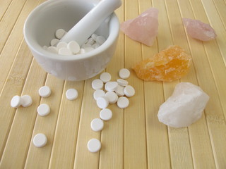 Schüßler Salze mit Mörser aus Porzellan