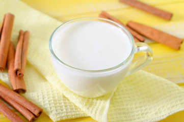 Fototapeta na wymiar mleko z cynamonem