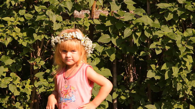 девочка в венке из ромашек, цветов
