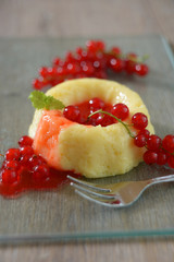 Vanillepudding mit Johannisbeeren