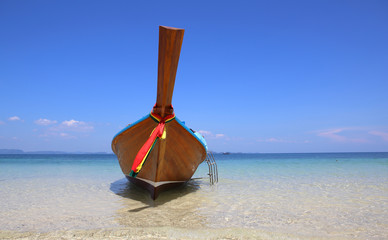 Fototapeta na wymiar long tail boat sit on the beach,Lipe island, Thailand