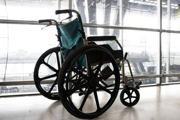 Fototapeta na wymiar Usługa w lotnisko dla wózków inwalidzkich
