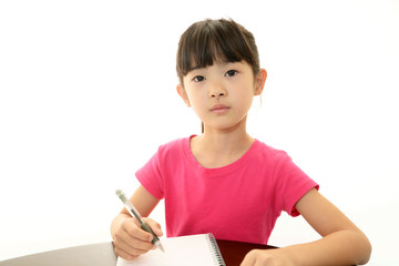 勉強に励む女の子