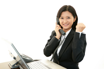 電話対応をする笑顔のOL