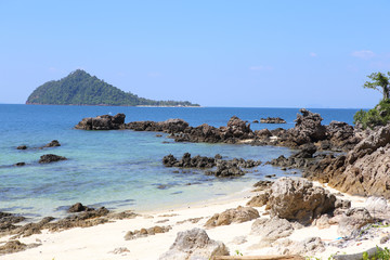 Fototapeta na wymiar beach with rocks and blue sky,Thailand