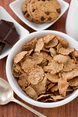 cereals in bowl with cookies