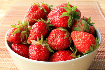 Сочная, спелая клубника в чашке