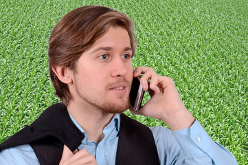 junger mann beim telefonieren