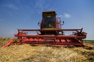 Obraz premium combine working in a field