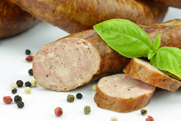 Kiełbasa na białym tle