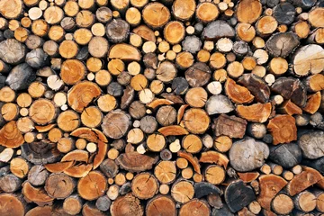 Foto op Plexiglas Stapel gehakt brandhout klaargemaakt voor de winter © angelo lano