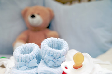 Babyschuhe und Schnuller mit Teddy