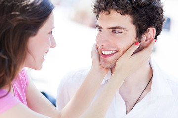 Naklejka premium Woman holding man's face in her hands