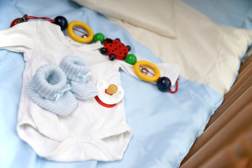 Babyschuhe und Schnuller