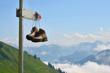 Wanderschuhe am Wegweiser