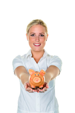 Frau mit Sparschwein spart Geld