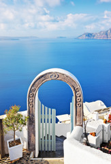 Obraz na płótnie Canvas Piękne łukowate bramy nad Morze Egejskie w Oia