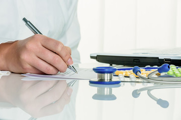 Arzt schreibt ein Rezept für Tabletten