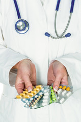 Arzt schreibt ein Rezept für Tabletten