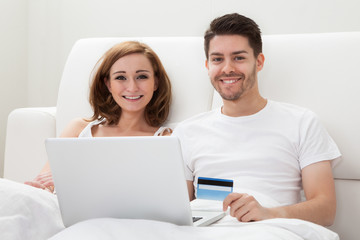Fototapeta premium Young couple shopping online