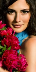 Naklejka premium Beauty face of the young woman with red flowers