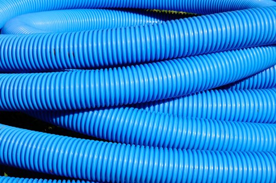 Blue coiled pool hose © Arena Photo UK