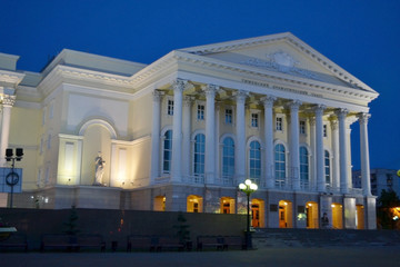 Obraz premium The Tyumen drama theater in night-time lighting
