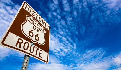 Photo sur Plexiglas Route 66 Panneau routier historique de la Route 66 sur un ciel bleu