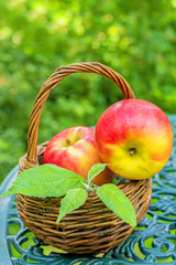 Äpfel im Korb