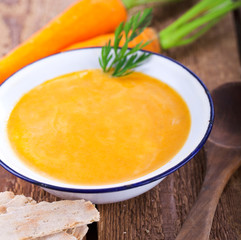 Suppe mit frischen Karotten