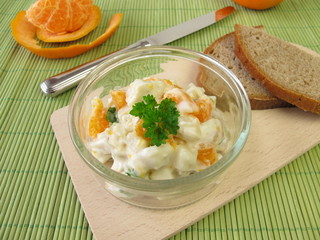 Hausgemachter Geflügelsalat mit Ananas und Mandarine