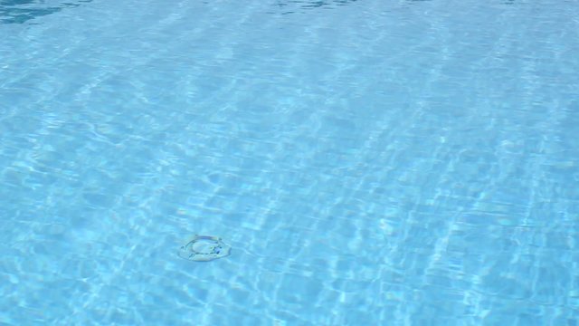 Wasser bewegt sich  im  Swimmingpool  im Urlaub