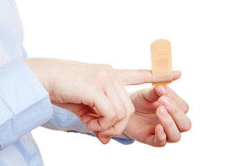 Verletzter Finger wird mit Pflaster versorgt