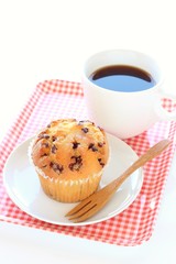 チョコチップマフィンとコーヒー